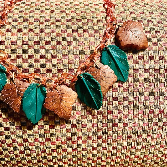 Vintage celluloid? Leaf necklace. Absolutely pristine. - Picture 5 of 9